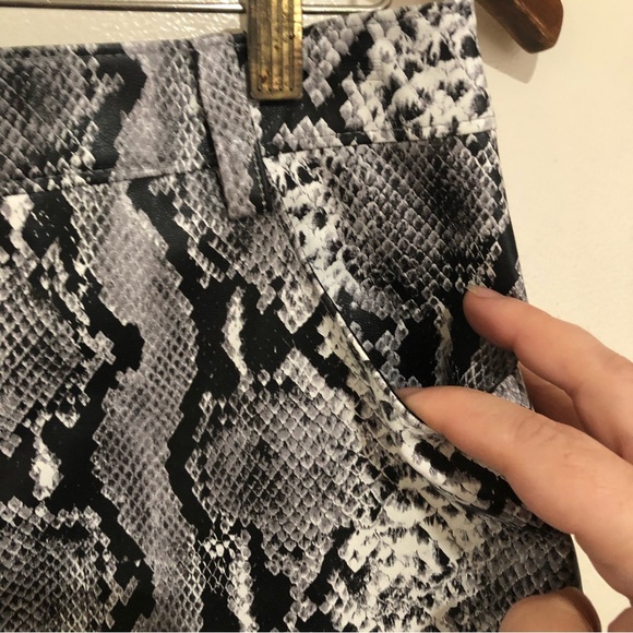 Beautiful Snake Print front zip up with metal ring side pocket Mini Skirt size L - Picture 7 of 13